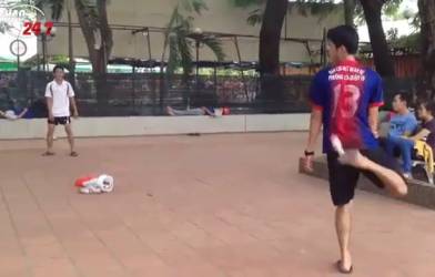 Video: Màn biểu diễn đá cầu đẳng cấp level đường phố